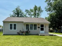 Fortville Fun! 2Bedroom-King and Queen. Stylish Home with Game Garage