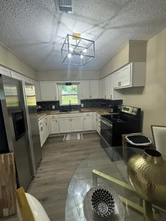 Cottage style home close to downtown and pet friendly