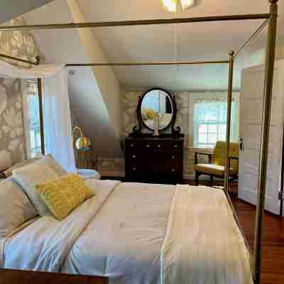 Dennisport! Walk to 3 Public Beaches! Charming 4-bedroom 3 bath House with AC Rooms