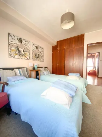 Elegant and spacious apartment just a stone's throw from the sea! Отели рядом с достопримечательностью «Praia Redonda»