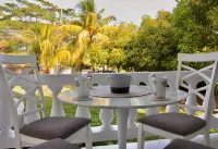 Serene Getaway-Charming 2-BR apartment with AC, WIFI in delightful Montego Bay Hotels in Reading