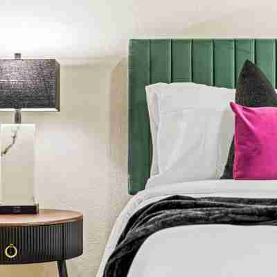 DT 2KBD 2BA Steps from Target Field+ Gym + Kitchen + Laundry Rooms