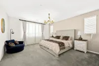 Airport/New/Clean/Large Space/King Bed/3 TVS