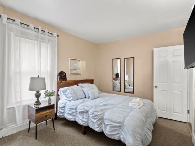 Modern 6BR Near Syracuse U, Destiny & Zoo Sleeps 18