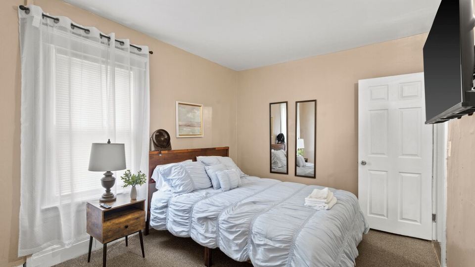Modern 6BR Near Syracuse U, Destiny & Zoo Sleeps 18