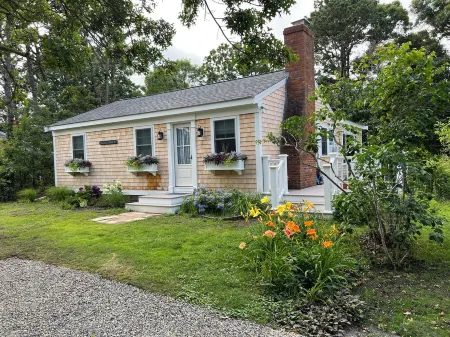 Short Walk to Private Beach! Fully-Appointed House w New Screened Porch.