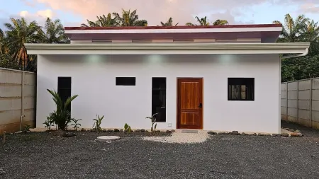 Charming 2-bedroom house with WiFi, AC in serene Parrita