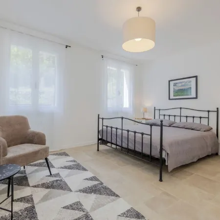Elegant Euganean Hills apartment with garden view