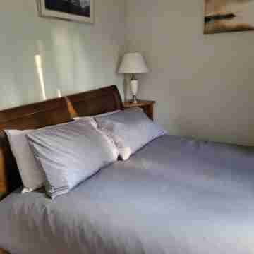 NICE DOUBLE ROOM WITH DELUXE BATHROOM. Just 10 min walk to Basingstoke  Hospital Rooms