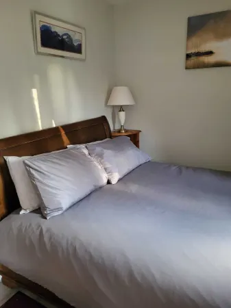 NICE DOUBLE ROOM WITH DELUXE BATHROOM. Just 10 min walk to Basingstoke  Hospital