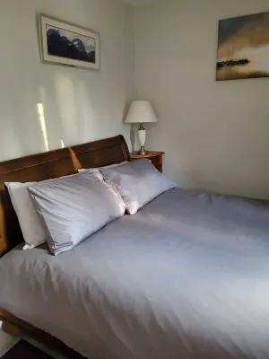 NICE DOUBLE ROOM WITH DELUXE BATHROOM. Just 10 min walk to Basingstoke  Hospital Hôtels à : Rooksdown