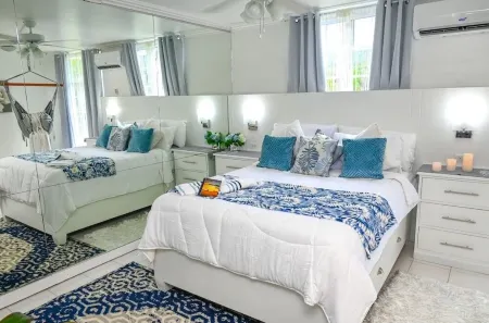 Paradice By The Sea, studio with AC and Wi-Fi in delightful Montego Bay Отели в г. St.Bran's Burg