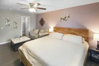 Modern 6Br West Omaha, 2-Car Garage, W/D, Smart TV, Pet-Friendly, 1 Gbps