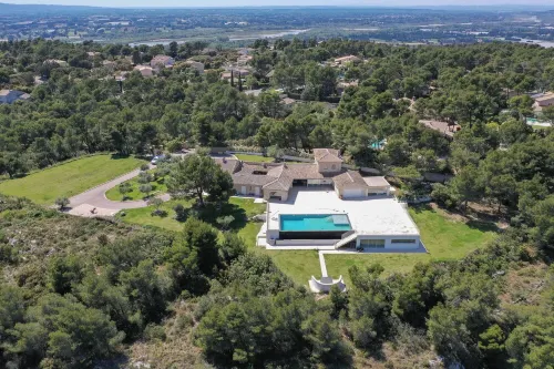 Property with unique view in a quiet area with fitness, hammam and jacuzzi