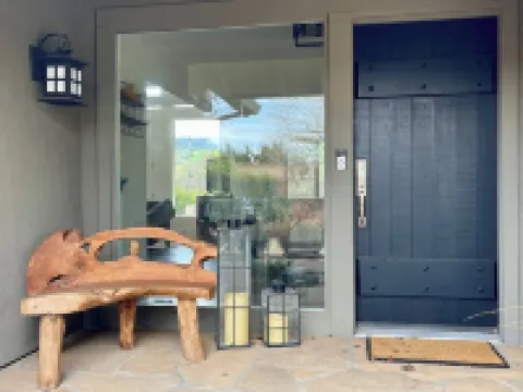 St. Helena home facing Spottswood Vinyard wood & walking distance to downtown 聖海倫娜酒店