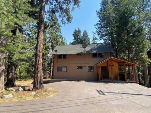 Charming 4-bedroom cabin with WiFi, AC, 5 miles from Pinecrest Lake/Dodge Ridge