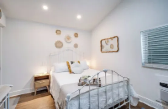 Cozy Studio Just 5 Minutes from Miami Airport! Comes with 1 Free Parking Space.