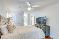 Bright Sarasota Bungalow - 5 Mi to Siesta Beach! - spa