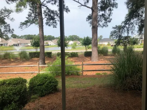 2 BR 2 Bath 1st floor condo with a water view, 10 min from beach