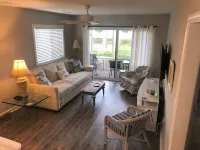 2 BR 2 Bath 1st floor condo with a water view, 10 min from beach