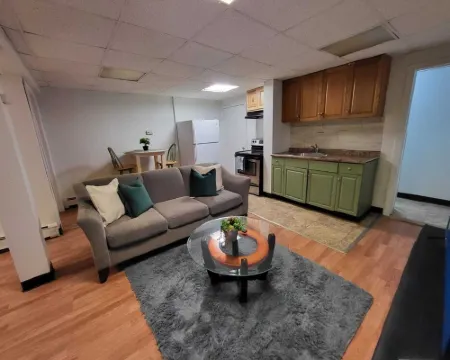 Charming 1-bedroom apartment in cool Troy with WiFi, AC Hotels in Troy