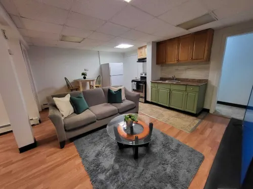 Charming 1-bedroom apartment in cool Troy with WiFi, AC Hotels in Troy