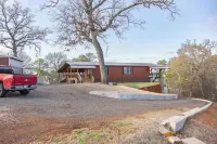 The Lakeside Lodge On 3 Acres - Sleeps 20 - 1 Minute Walk to Lake - Pet Friendly