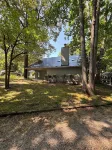 3-bedroom house in charming Jamestown with easy access to boat ramp!