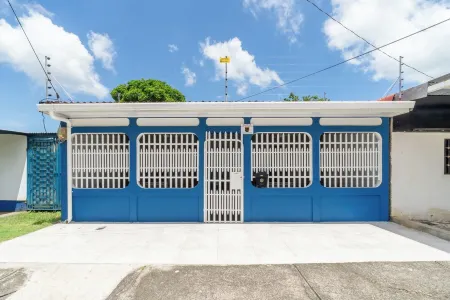 Spacious 5-bedroom house in welcoming Managua with WiFi, AC Отели рядом с Аэропорт Аугусто Сандино