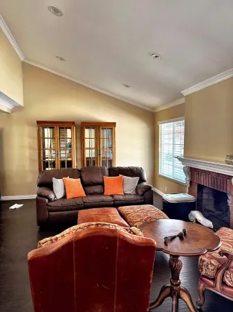 Charming 4-bedroom house, with 9 beds and AC and WiFi in West Covina Отели рядом с достопримечательностью «Библиотека Уэст-Ковина»