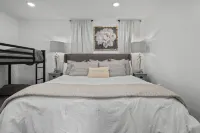 Luxury Cottage Directly Across from the Beach Hot Tub Center of Downtown-Private