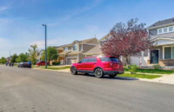 6 マイル トゥ ディア: デンバー ホーム ウィズ フェンスド ヤード & ファイア ピット