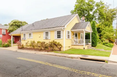 Cottage on King | Charming Historic Leesburg Home