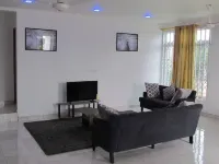 Queen-sized 2 bedroom Apt near Accra @ Victoria Grand apartments 타이파 호텔