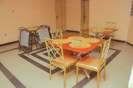 Glossy Luxury Hotel Отели в г. Акуре