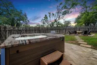 Backyard Oasis w/Pool, Hot-Tub, Grill & Fire Pit!