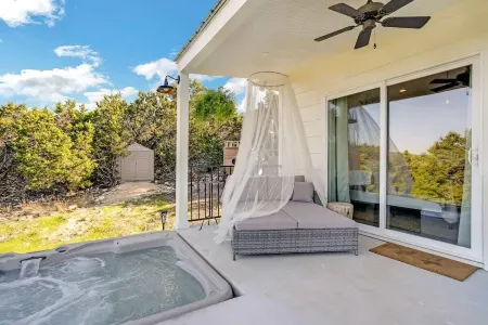 Gorgeous Home with Hot Tub 5Min from the River Отели рядом с достопримечательностью «Gypsy River Resort»