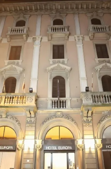 Hotel Europa Отели рядом с достопримечательностью «Archivio Giovanni Sacchi»