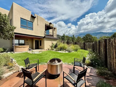 Modern Luxury & Sweeping Views in Arroyo Seco/Taos. Welcome to Walking Rain