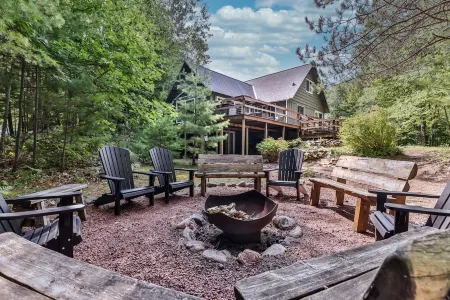 Secluded 3 Story Lake Front Home with large deck, private pier, C/A & More! Отели в г. Кловерленд