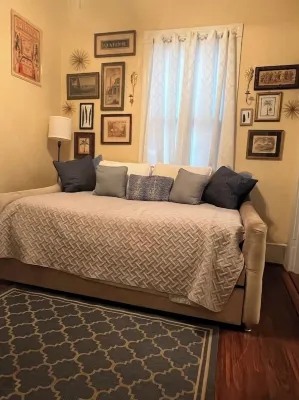 Walk to Palafox Restaurants, Markets and Bruce Beach.Close to Sports Events Too!
