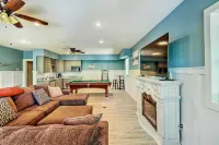 Heber Springs Family Lake House: Fire Pit & Decks - balcón