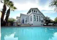 Sparkling pool • Historic 6-BR Oasis Near Downtown - สระว่ายน้ำส่วนตัว