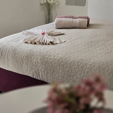 Indy's Beach Apartments- Studio Apartment with Patio and Sea View
