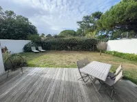 House 300 Meters from the Beach, Enclosed Yard for 2 Cars, Garden and Terrace Hotel di Sainte-Marie-de-Re