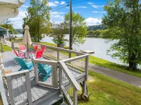 Waterfront Cottage with Private Dock on Claytor Lake. Pet Friendly!