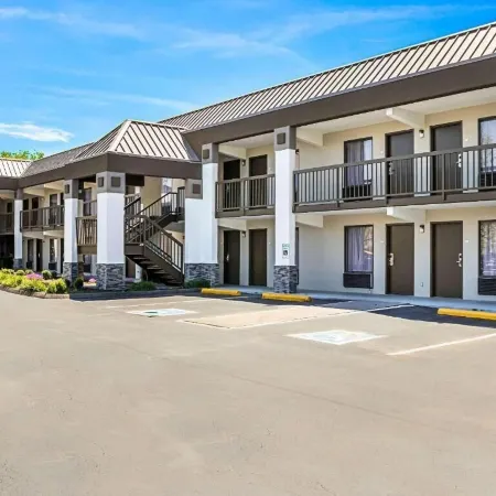 Farragut Inn & Suites