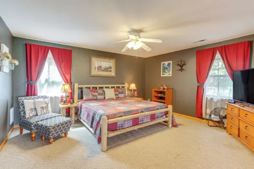 Game Room & Fire Pit: Picturesque Cabin in Murphy - Country Houses