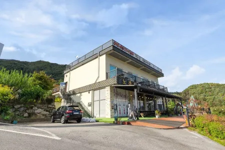 Gapyeong Ttongkkodeuruisuda Pension Отели рядом с достопримечательностью «Garden of Morning Calm»