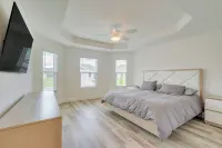 Pool Access & Screened Patio: Home in the Villages - parking